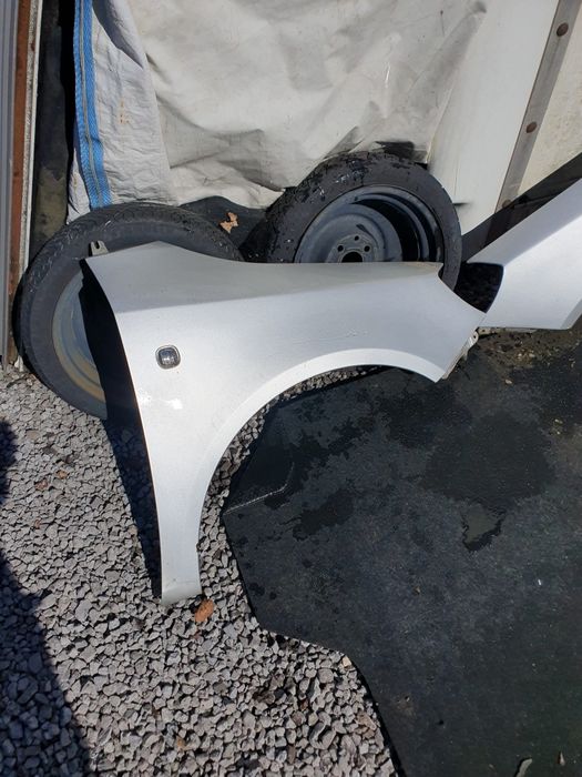Skoda roomster fabia II blotnik prawy srebrny