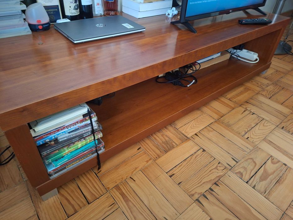 Móvel de Sala de design escandinavo e madeira maciça