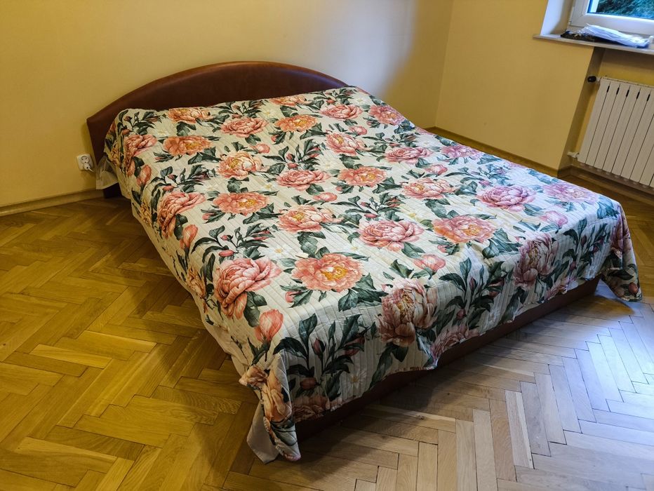 Łóżko małżeńskie z pojemnikami.