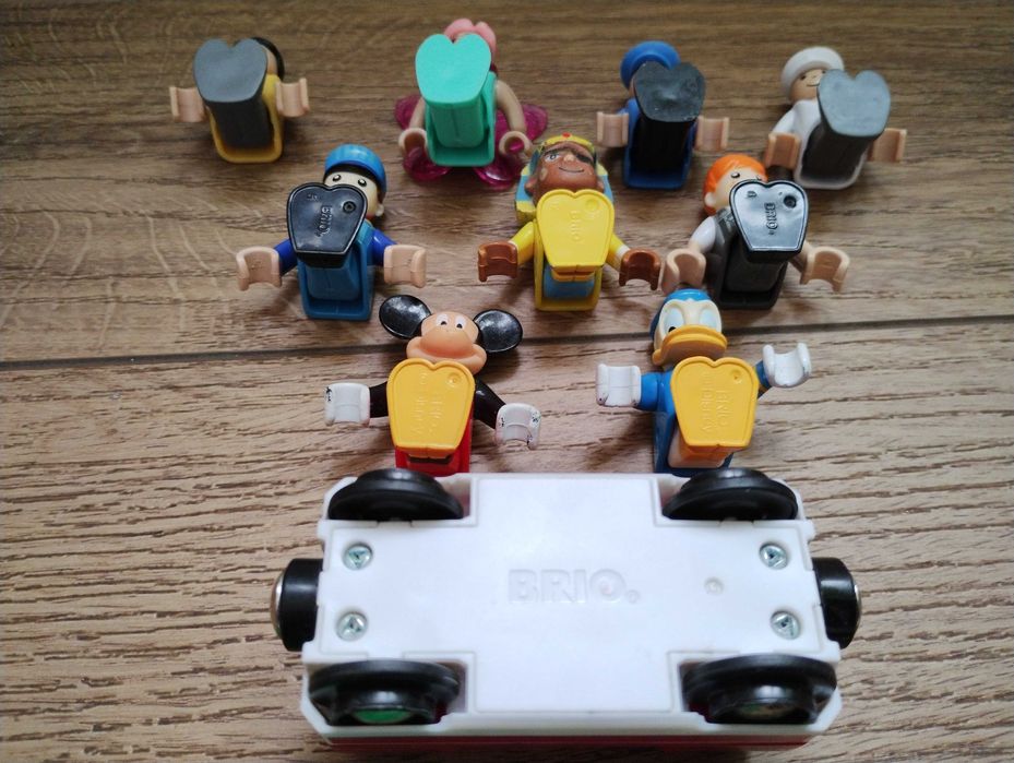10 Figurek Brio Kaczor Donald Myszka Mickey i wagonik
