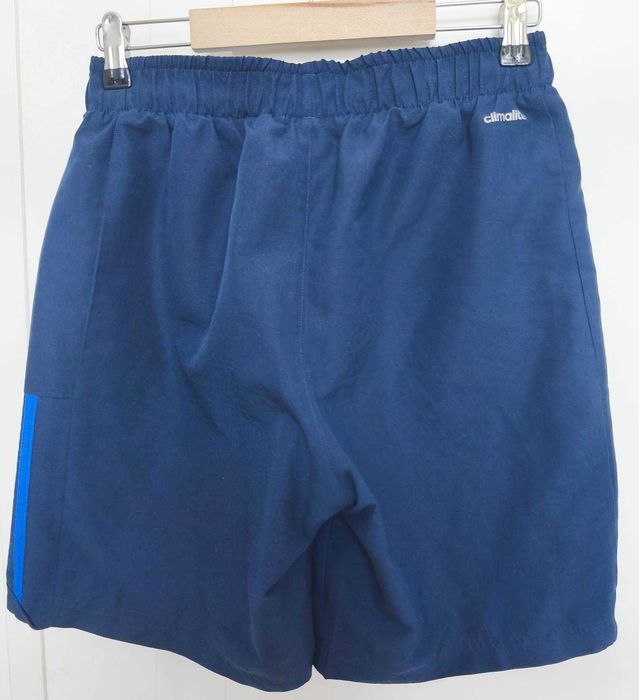 Spodenki sportowe renomowanej marki Adidas.
