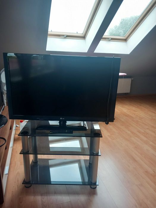 Tv Lg 42cale wraz ze stolikiem.