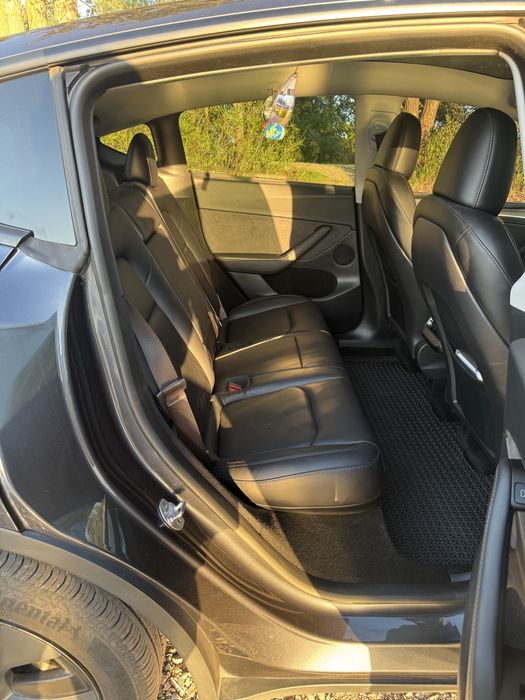 Tesla Model Y  2024