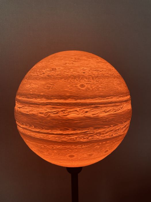 Торшер «Юпітер» з 3D-друкованим абажуром та RGB лампою