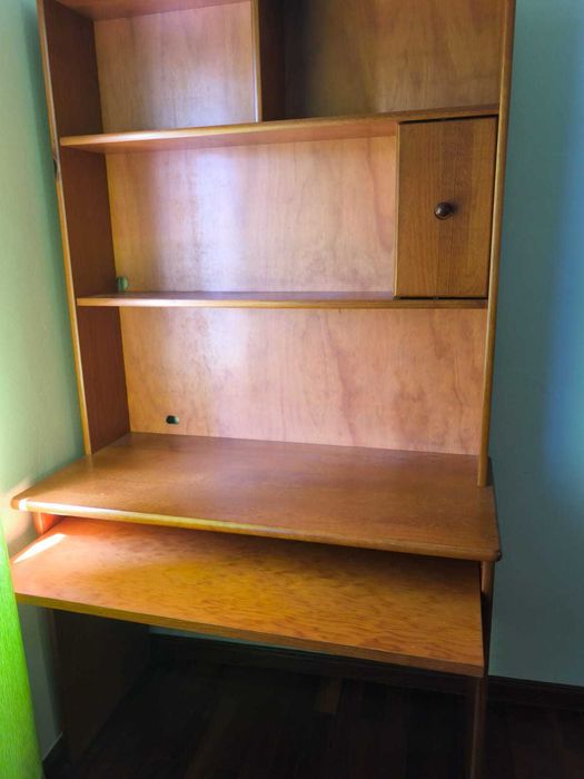 Secretária estante com prateleira para PC