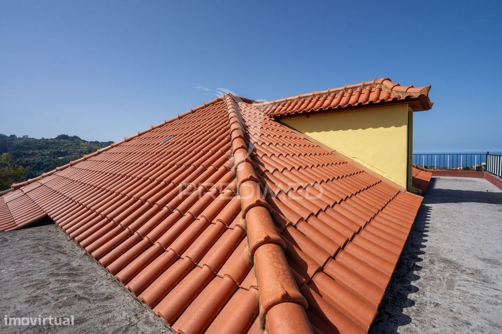 Moradia T3 com sótão, e terreno de 4.650 m² — Santana