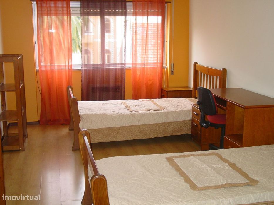 Arrenda-se T2 equipado e parcialmente mobilado na Rua do Brasil