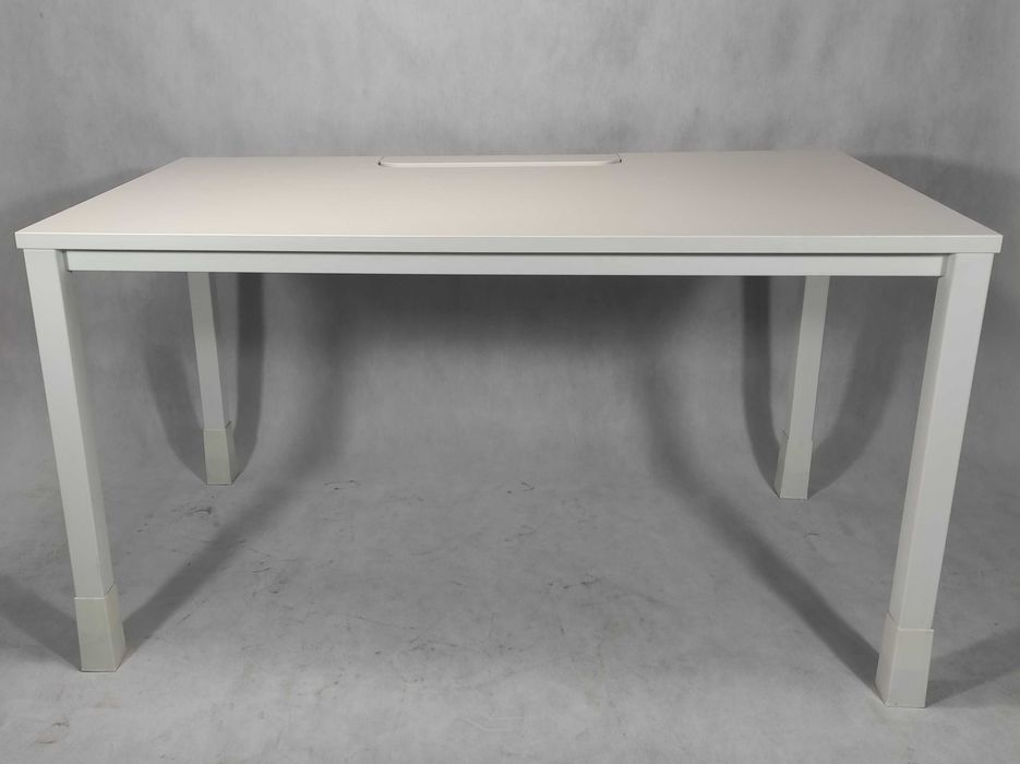 Biurko Nowy Styl Easy Space 140x80 cm – białe z kanałem kablowym