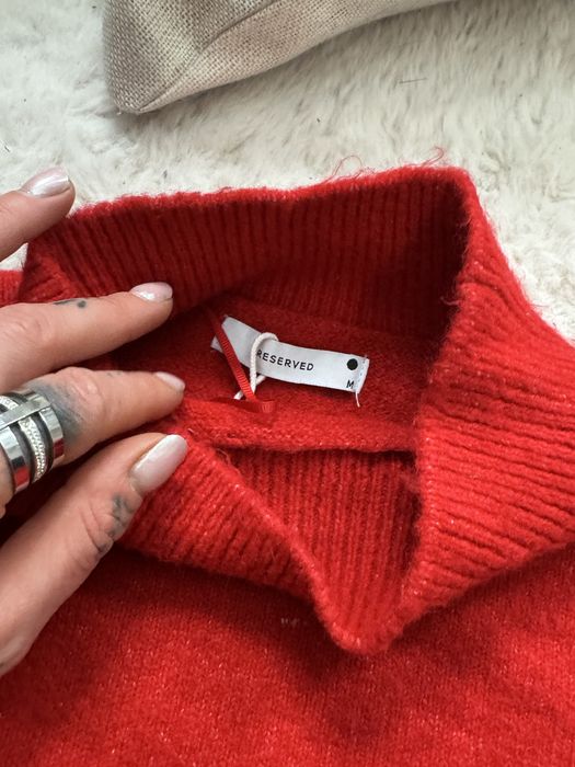 Czerwony sweter reserved