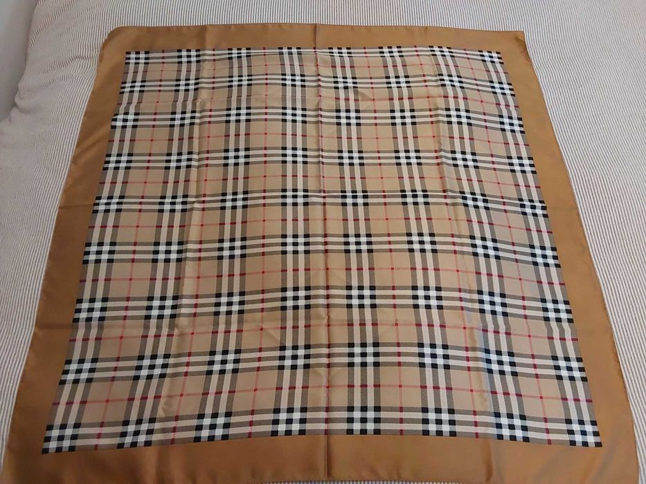 Lenço Novo inspirado no icónico design da Burberry.