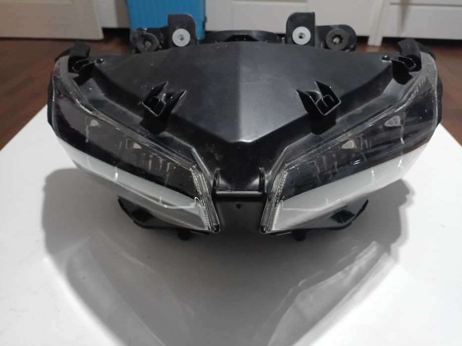 Lampa przód honda  16-23 CBR 650  bak silnik RH01E