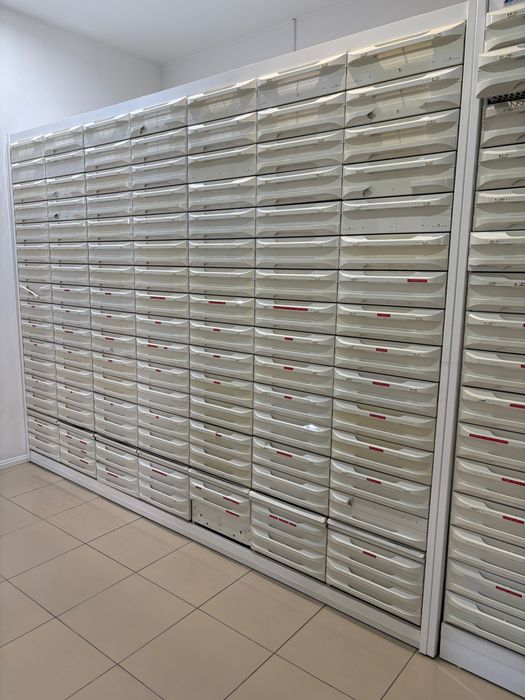 Venda de mobiliário de farmácia. Módulos de gavetas, balcões e prateleiras