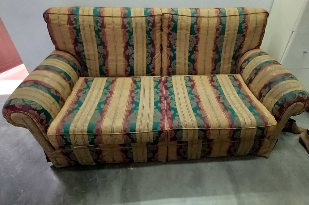 SOFÁ CAMA e  dois SIMPLES em  ótimo estado