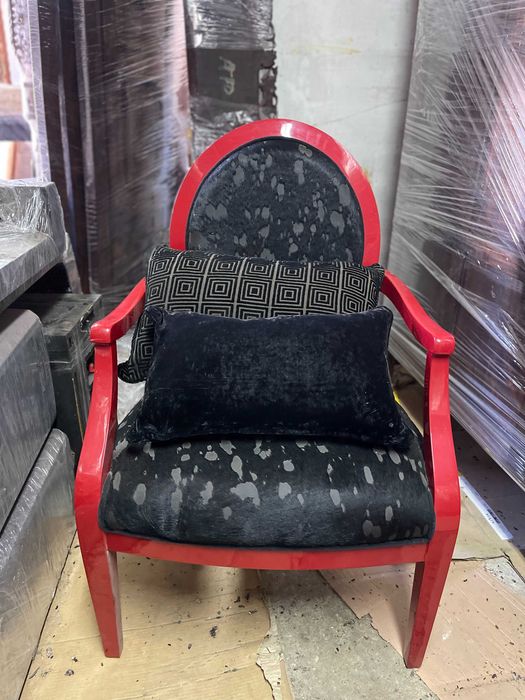 Cadeira lacada e estofada em pele de vaca  e almofadas