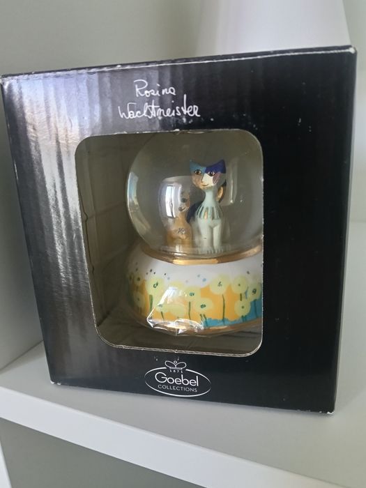 Bola com base em porcelana com gatos