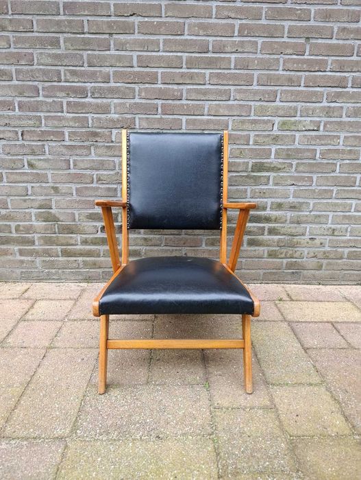 Poltrona vintage anos 50/60 – madeira e skai preto – design mid-century