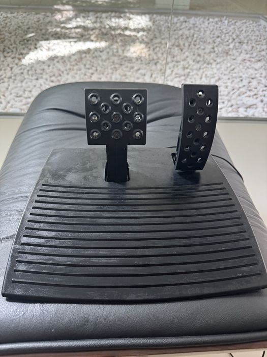 Volante, pedais e manete Thrustmaster