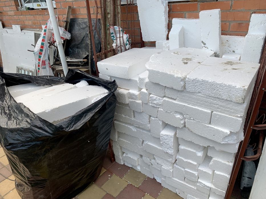 Обрезки пенопласта для поделок, толщина 10 см.