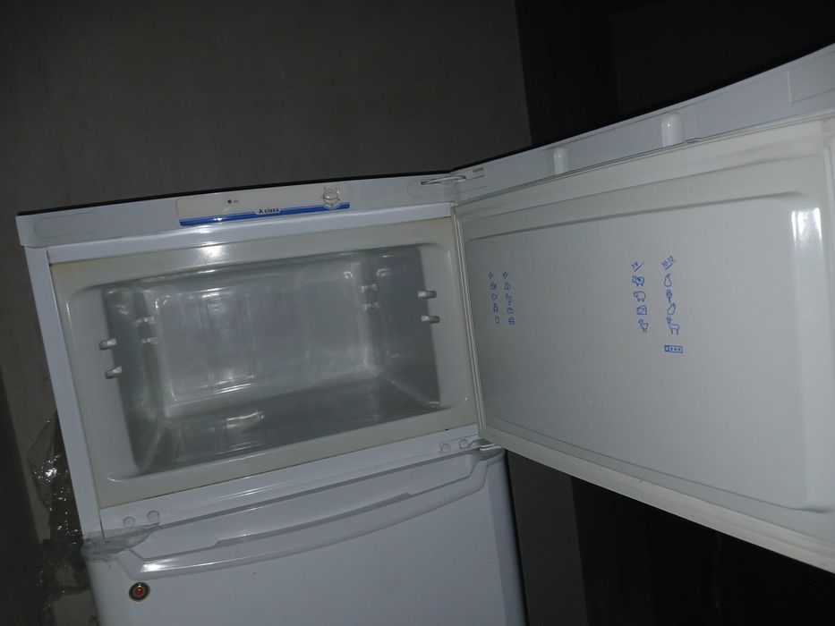 Працюючий холодильник