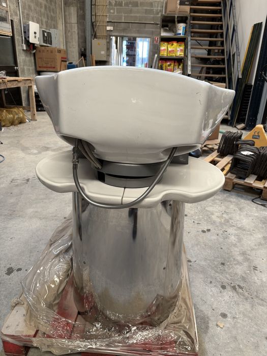 3 cadeiras Lavagem cabelo e dois moveis com lavatorio