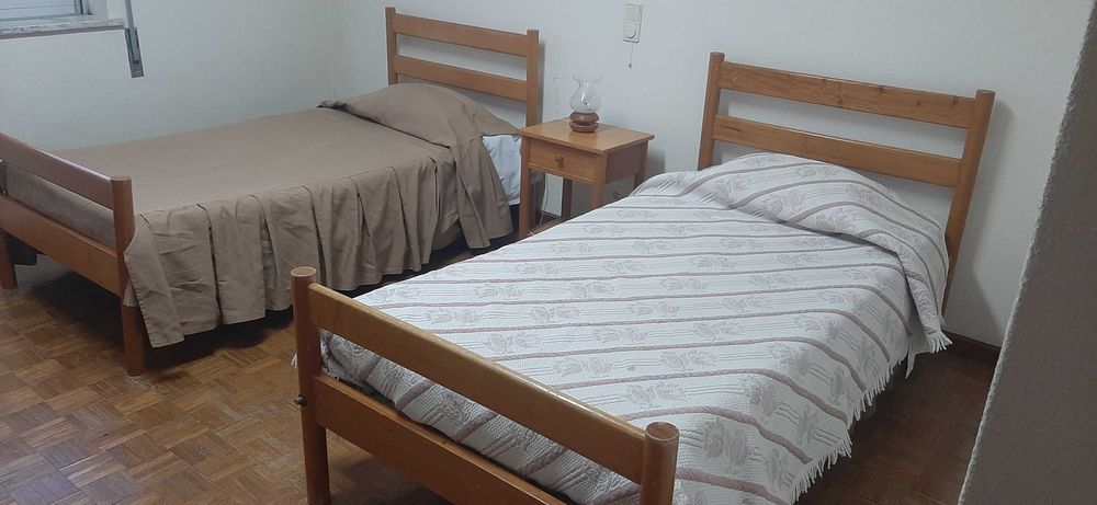 Camas individuais em bom estado