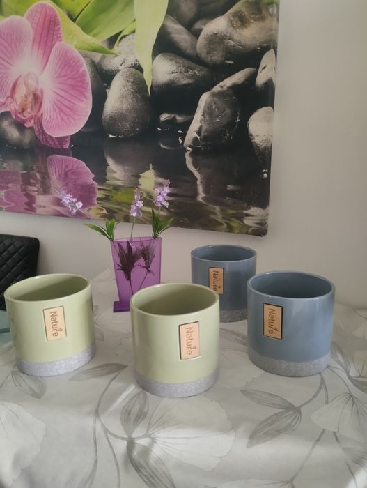 Vasos em loiça e vidro decorativo