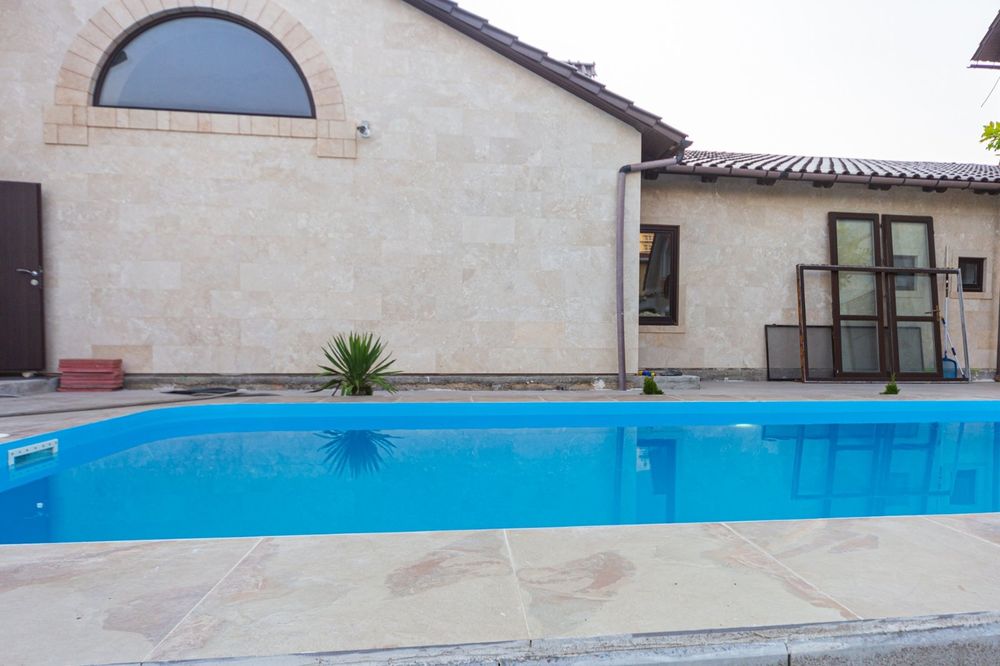 Аренда  дома возле моря  / Аркадия  , бассейн  , 8 соток, подвал ,свет