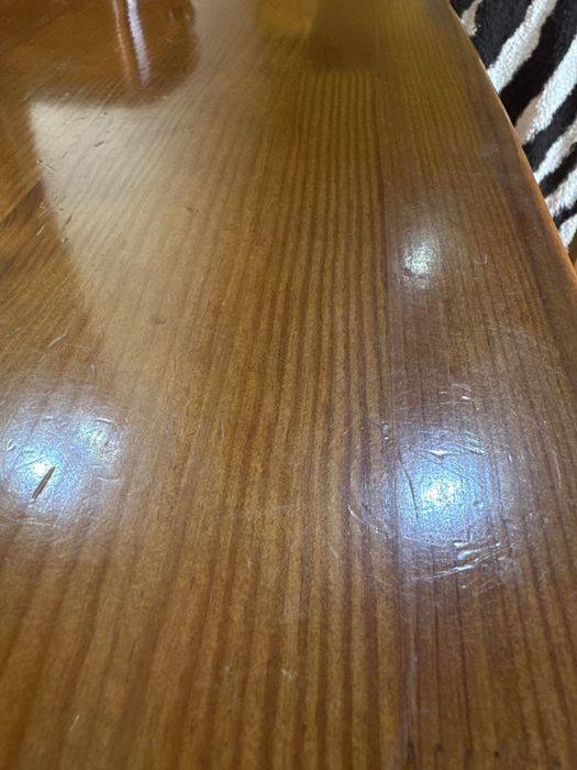 Cómoda em pinho maciço.