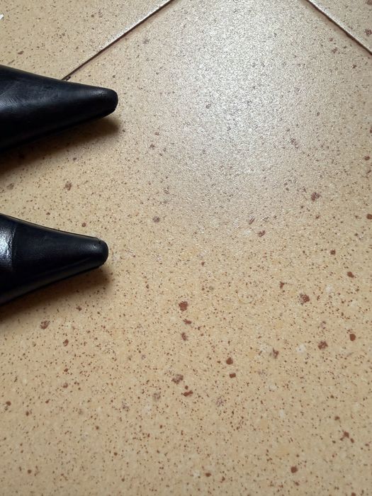 Włoskie szpilki skorzane typu sling back r.38, czarne