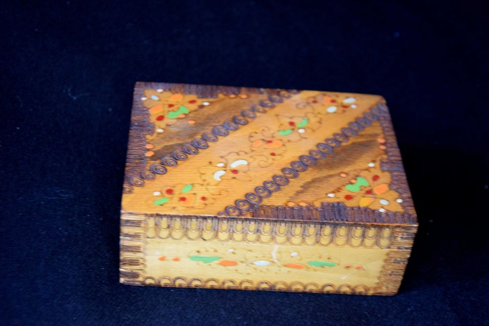 Drewniane pudełko ozdobne