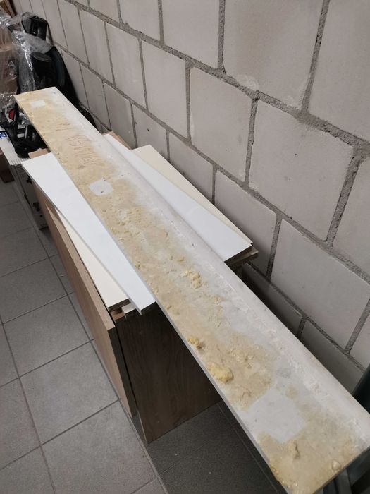 Zdemontowany parapet 159 x 17 cm