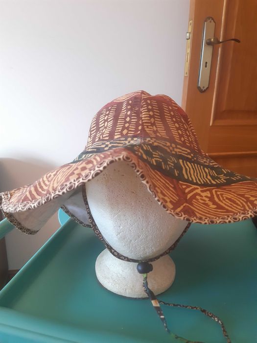 2 Chapéus e 1 boné, ideal para o verão, com padrões originais.