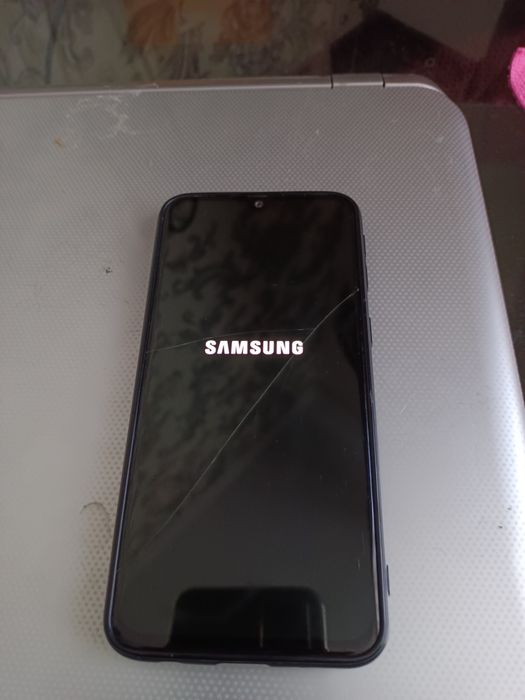 Продам Samsung A40 в гарному стані.