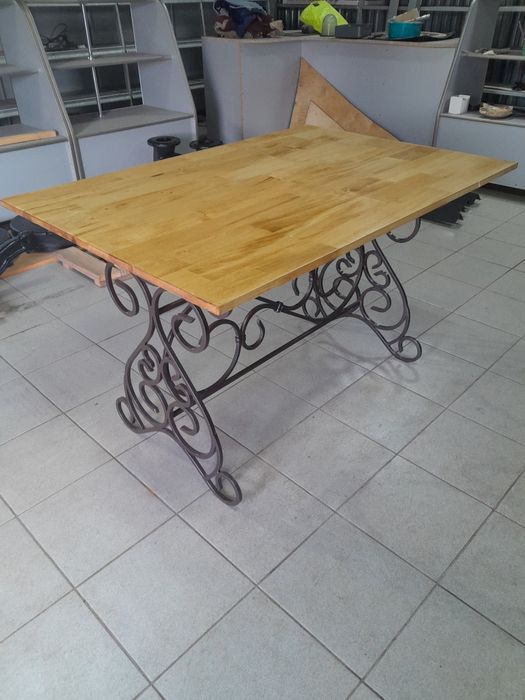 Стіл металевий декоративний