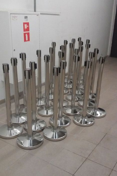 wynajem słupek odgradzający hotelowy chromowany z taśmą czerwoną