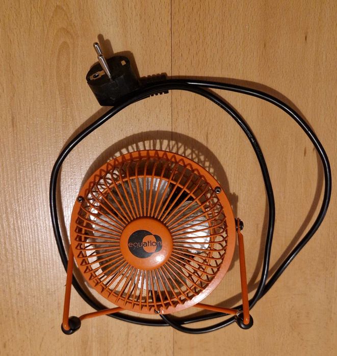 Mały wentylator biurkowy Equation – metalowy – sprawny – ok. 20 cm