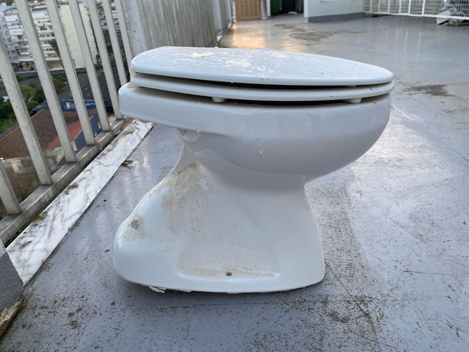 Sanita branca com tampo