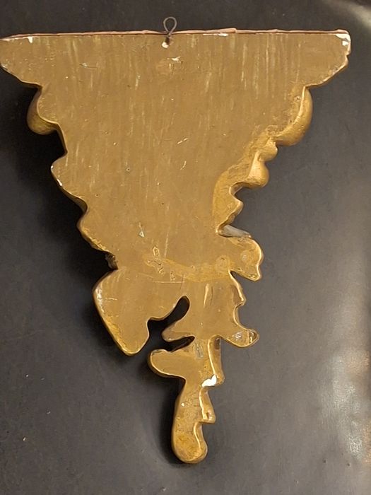Peanha antiga dourada em gesso