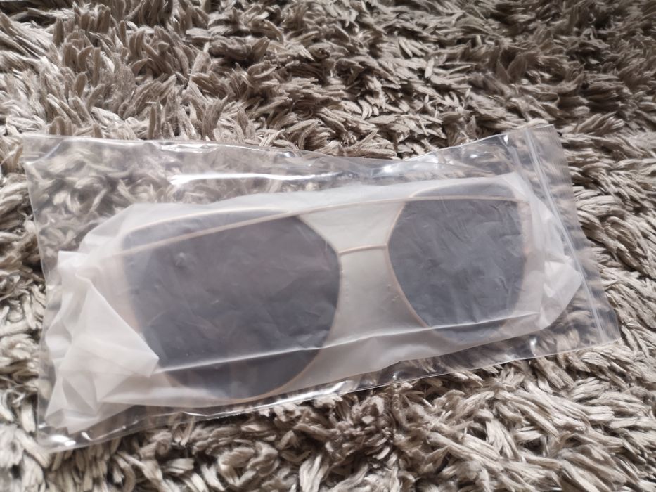 Czarne okulary przeciwsłoneczne nowe