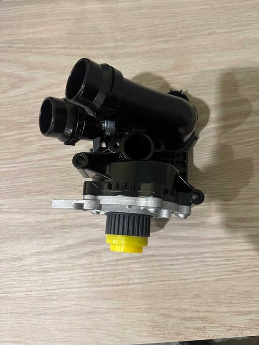 Audi Q5 8R Помпа з термостатом