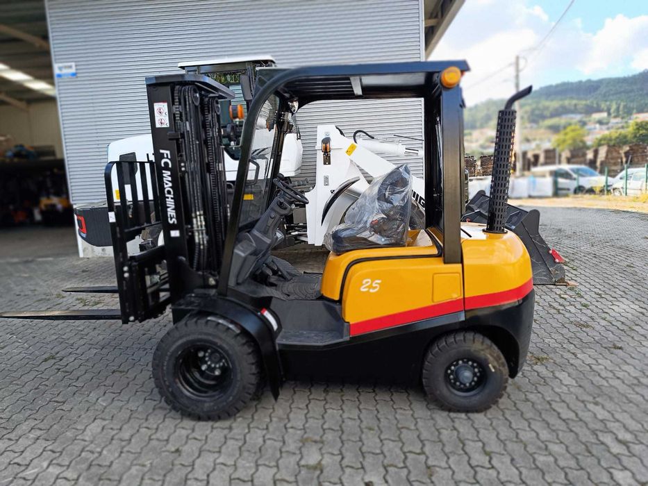 Empilhador Mitsubishi 2.5 triplex 4.50