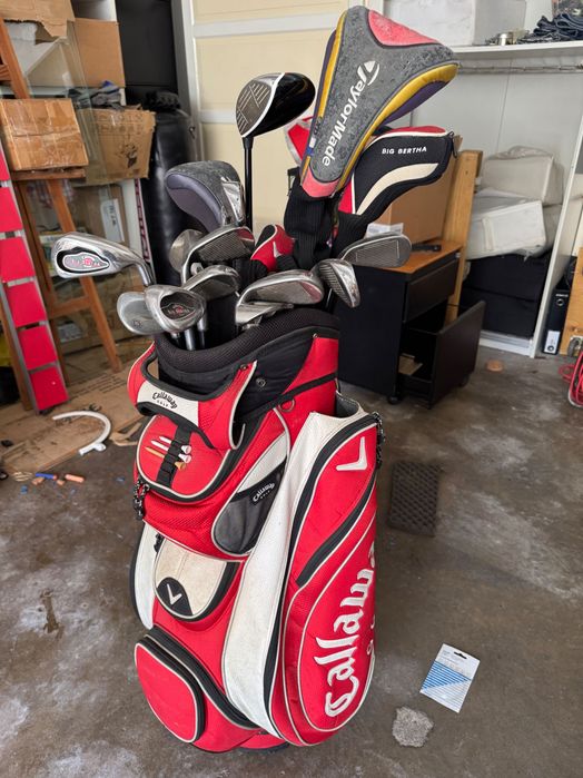 Saco de golf Callaway com conjunto de tacos.