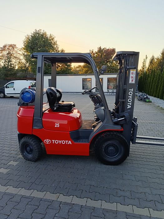 Sprzedam wózek widłowy toyote udźwig 2,5 tony tripleks przysow boczny