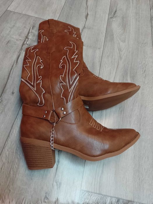 (40/41) Brązowe, zdobione łańcuchem Kozaki kowbojki, NOWE