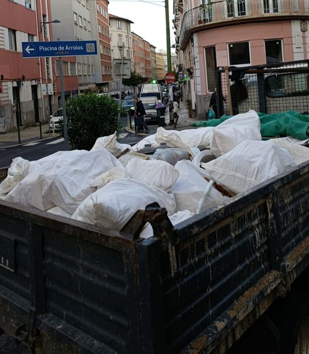 CARRINHAS COM E SEM AJUDANTES p/carregar todo o tipo de entulho e lixo