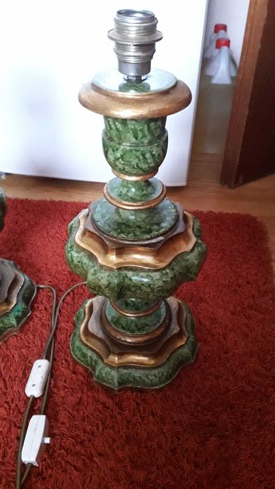 stara lampa elektryczna drewniana