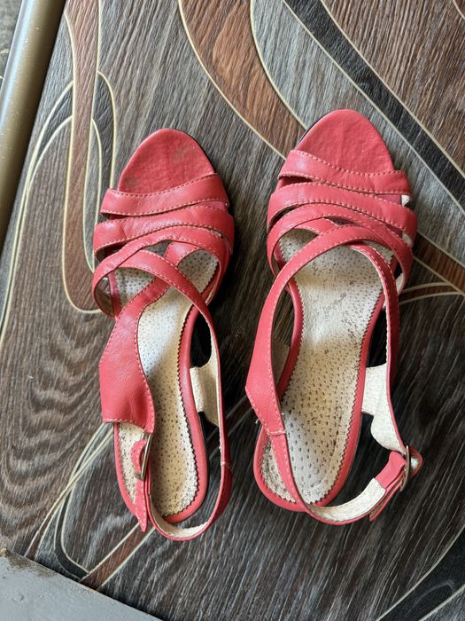 Кожані босоніжки 38 розмір