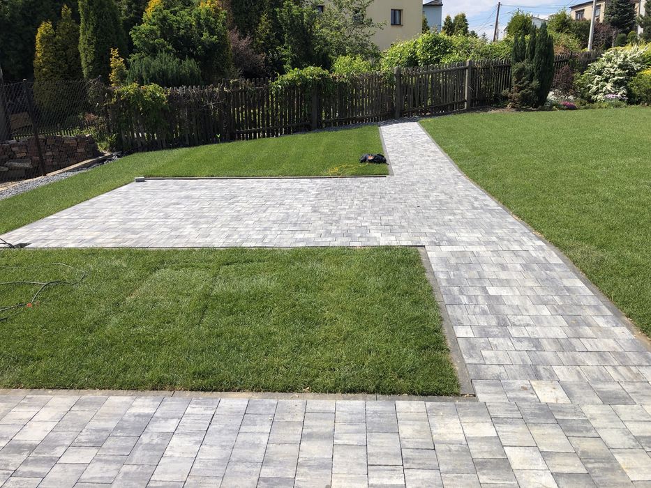 Ogrody, niwelacja terenu, trawa z rolki, glebogryzarka separacyjna