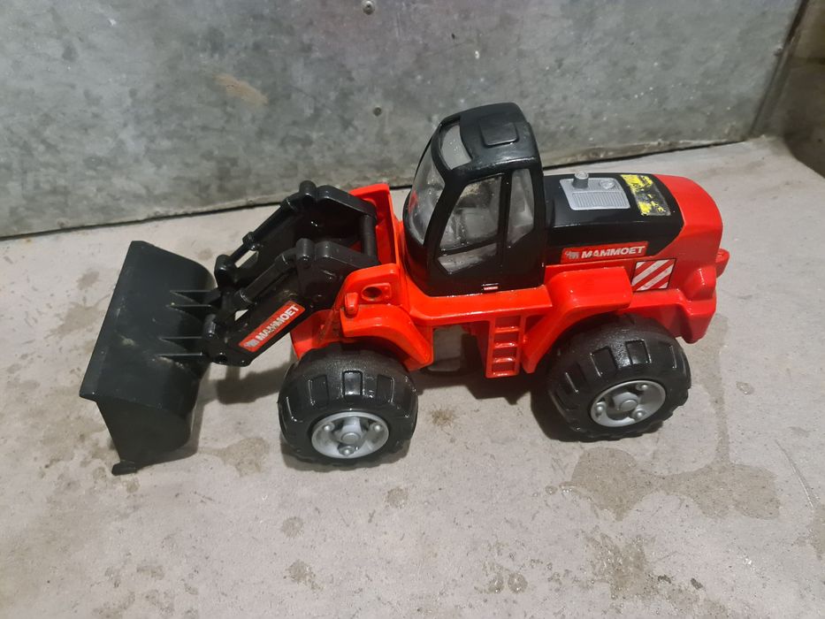 Duży spychacz czerwony solidny