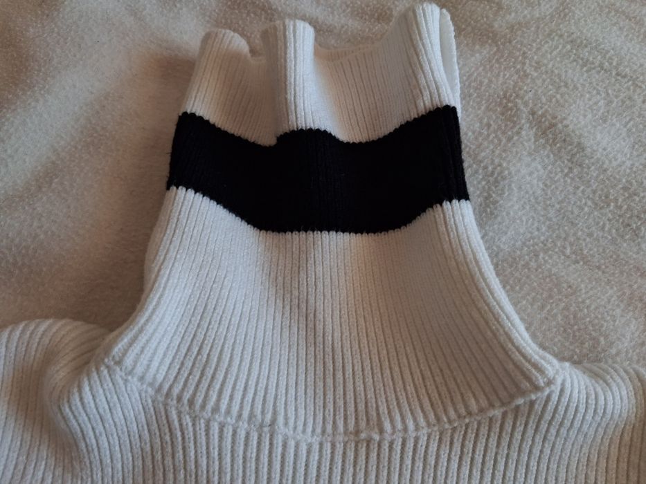 Camisola branca com detalhes pretos